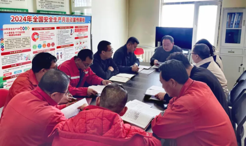 民爆公司黨支部召開深入貫徹中央八項規(guī)定精神學(xué)習(xí)教育推進會