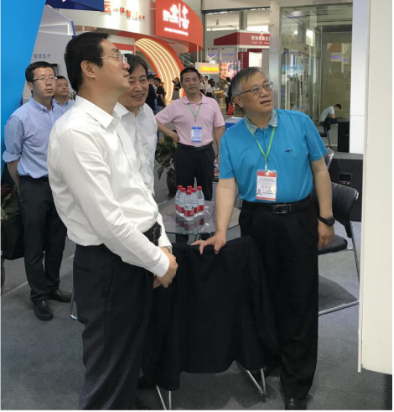 省委常委、西寧市委書記王曉蒞臨第十九屆青洽會(huì)青海物產(chǎn)展位參觀